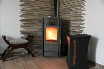 Poêle à granulés design de couleur gris dans un salon moderne