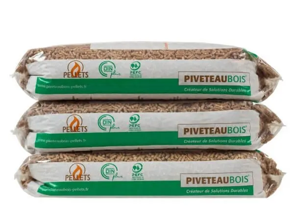 Trois gros sachets de piveteau bois pellets de Granules Services avec emballage transparent et vert